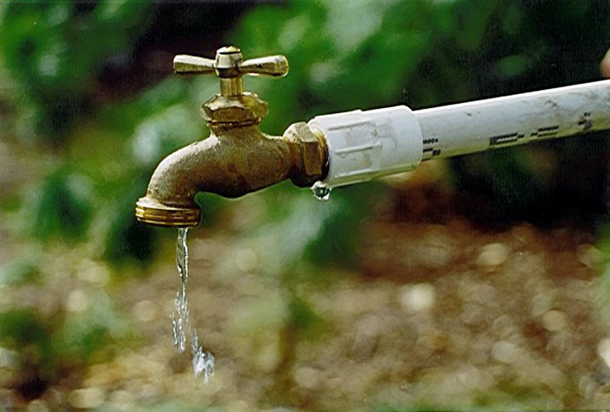 El servicio de agua potable será suspendido este domingo en las zonas 1, 4, 5, 16 y 18. (Foto PRensa Libre: Hemeroteca PL)