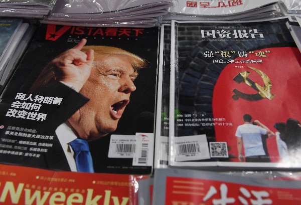 En un kiosco de una librería de Pekín se exhibe una revista con la portada de Donald Trump. (Foto Prensa Libre: AFP)