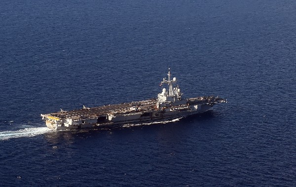 El portaviones francés “Charles de Gaulle” , que ya se encuentra en el Mediterráneo Oriental. (Foto Prensa Libre: AFP)
