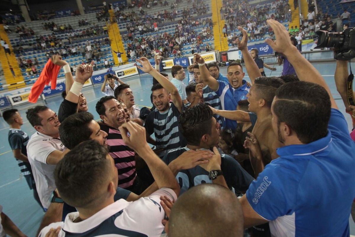 Los jugadores de Farmacéuticos festejan luego de ganar su segundo titulo en el futsal nacional. (Foto Prensa Libre: Norvin Mendoza)