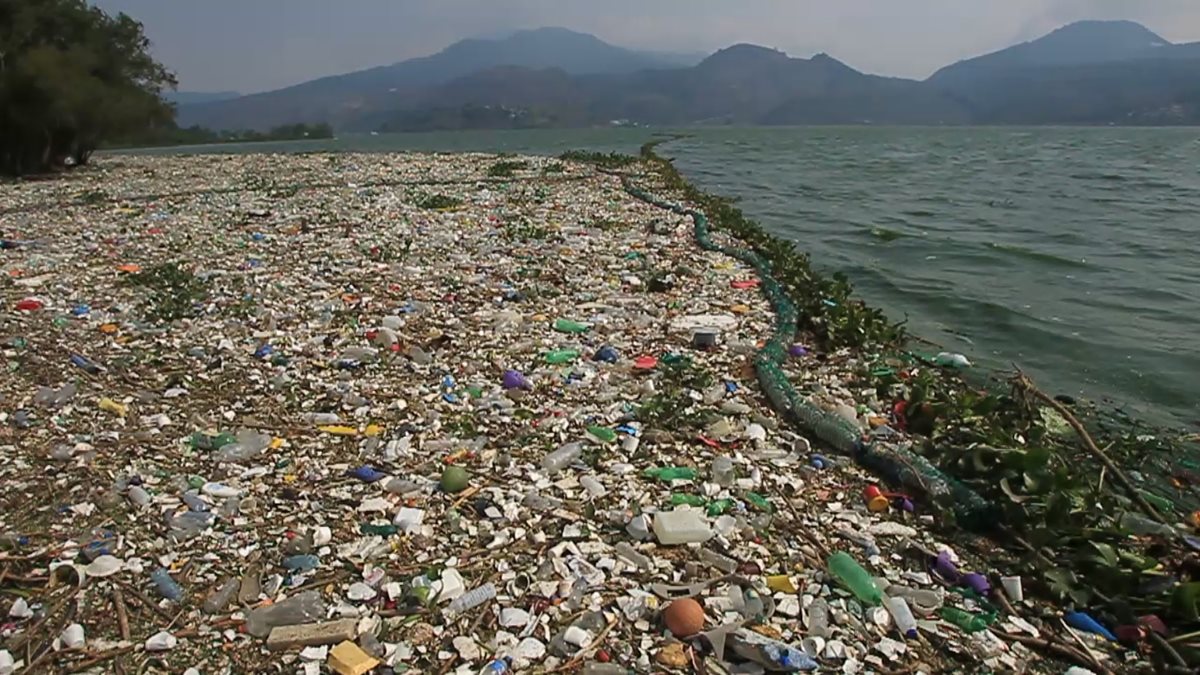 Toneladas de basura desembocan en los ríos y lagos del país. (Foto Prensa Libre: Hemeroteca PL)