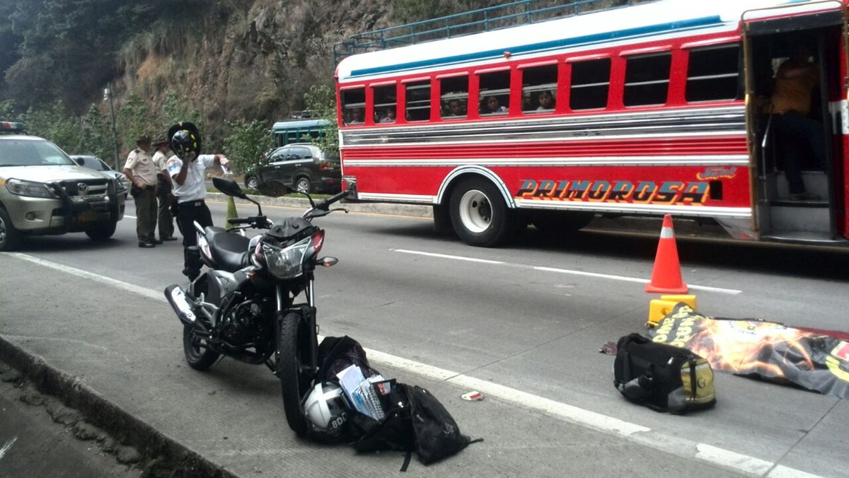 La motocicleta y las mochilas de los estudiantes se observan a un costado del cadáver de Cubur Solís. (Foto Prensa Libre: Érick Ávila)