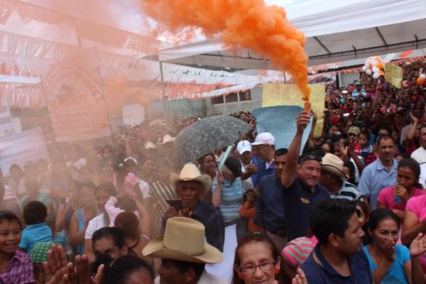 Varias bombas de humo naranja fueron detonadas durante el discurso de Pérez Molina a Santa Rosa. (Foto Prensa Libre: O. Cardona)
