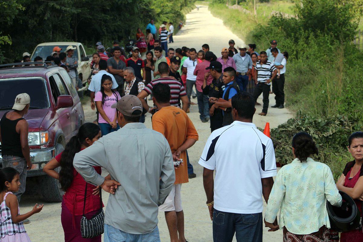 Autoridades y vecinos de San Andrés, Petén, observan cadáver de finquero. (Foto Prensa Libre: Antonio Romero)