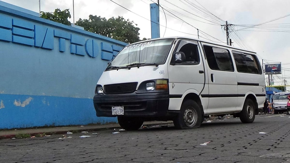 Microbús que conducía Josué Danilo Barrios Loarca es resguardado por agentes de la PNC en Coatepeque, Quetzaltenango. (Foto Prensa Libre: Alexánder Coyoy)