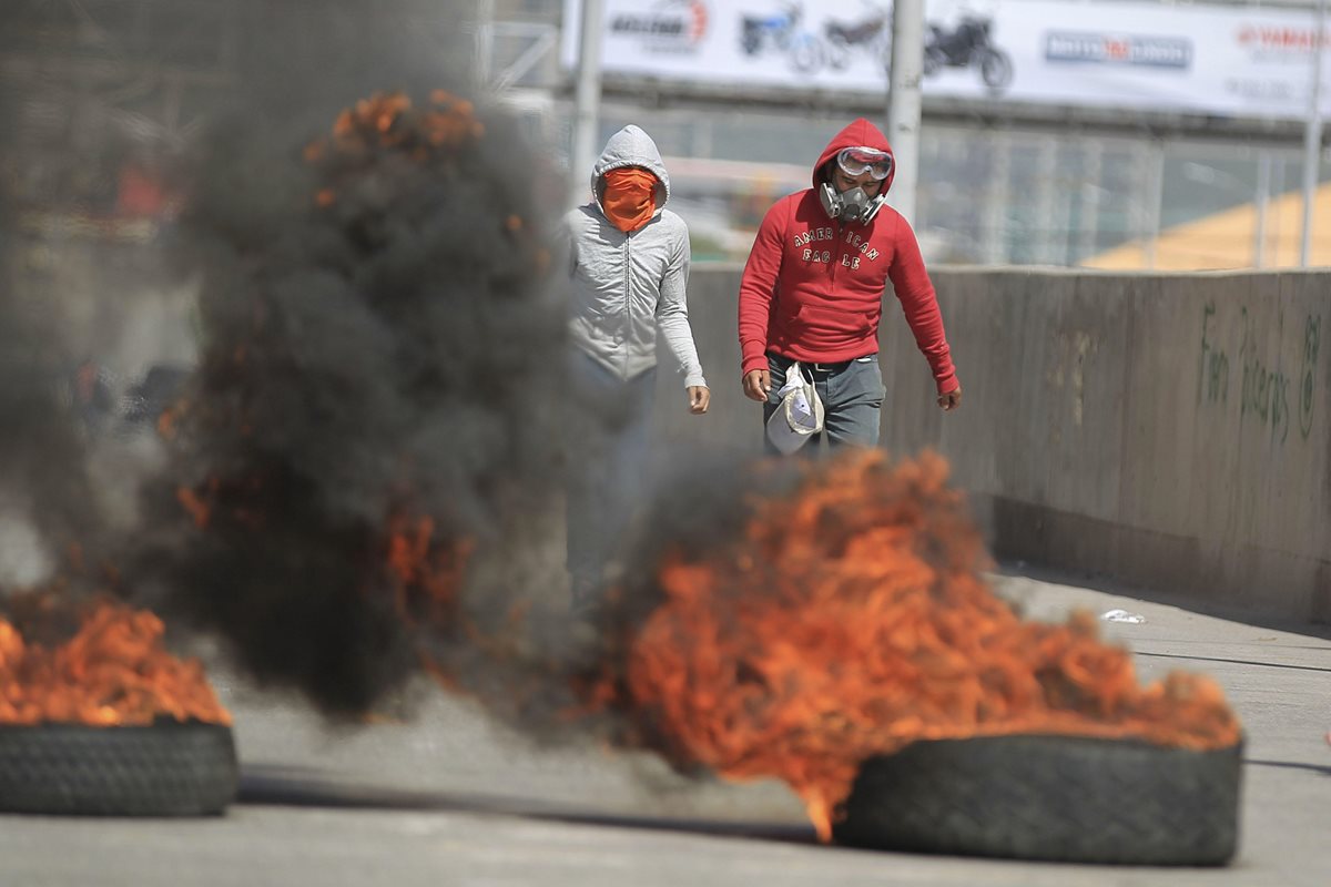 Transportistas hondureños bloquean carreteras por segundo día en reclamo de baja en combustibles