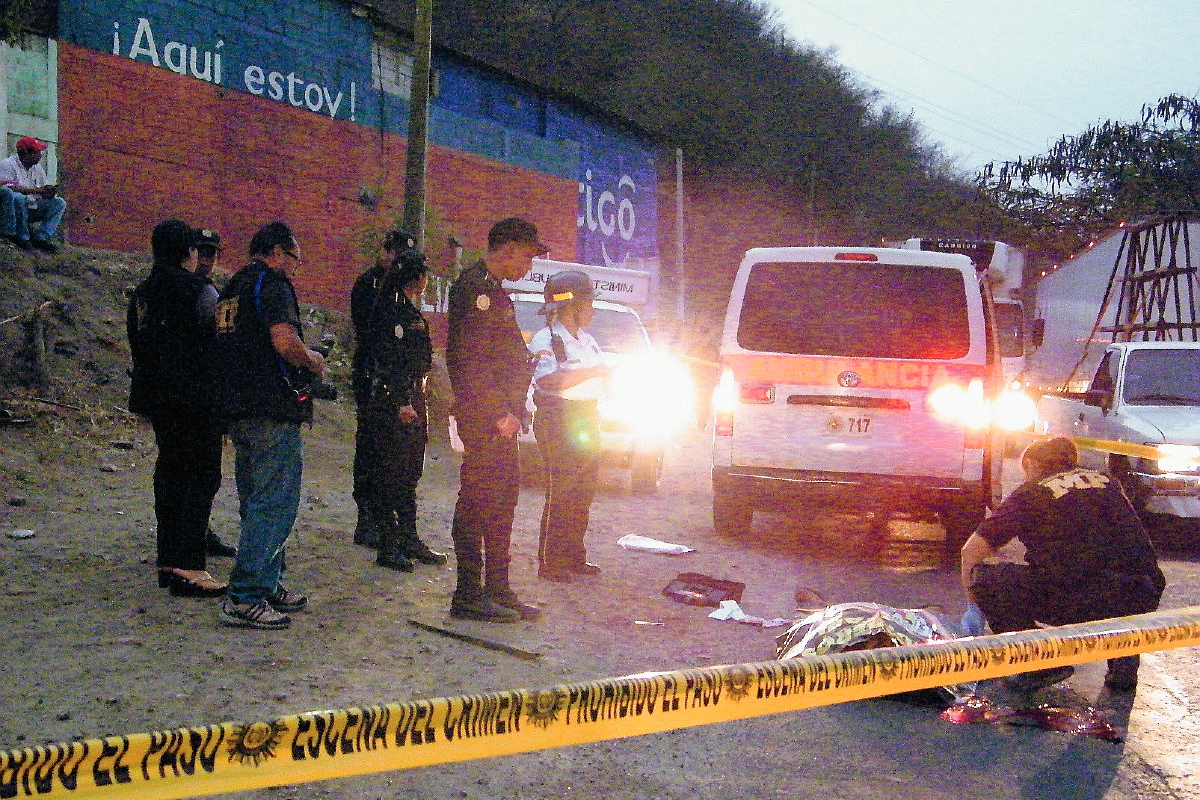 Fiscales del  MP examina lugar donde murió un hombre cuando se tiró de un bus en marcha. (Foto Prensa Libre: Héctor Contreras)