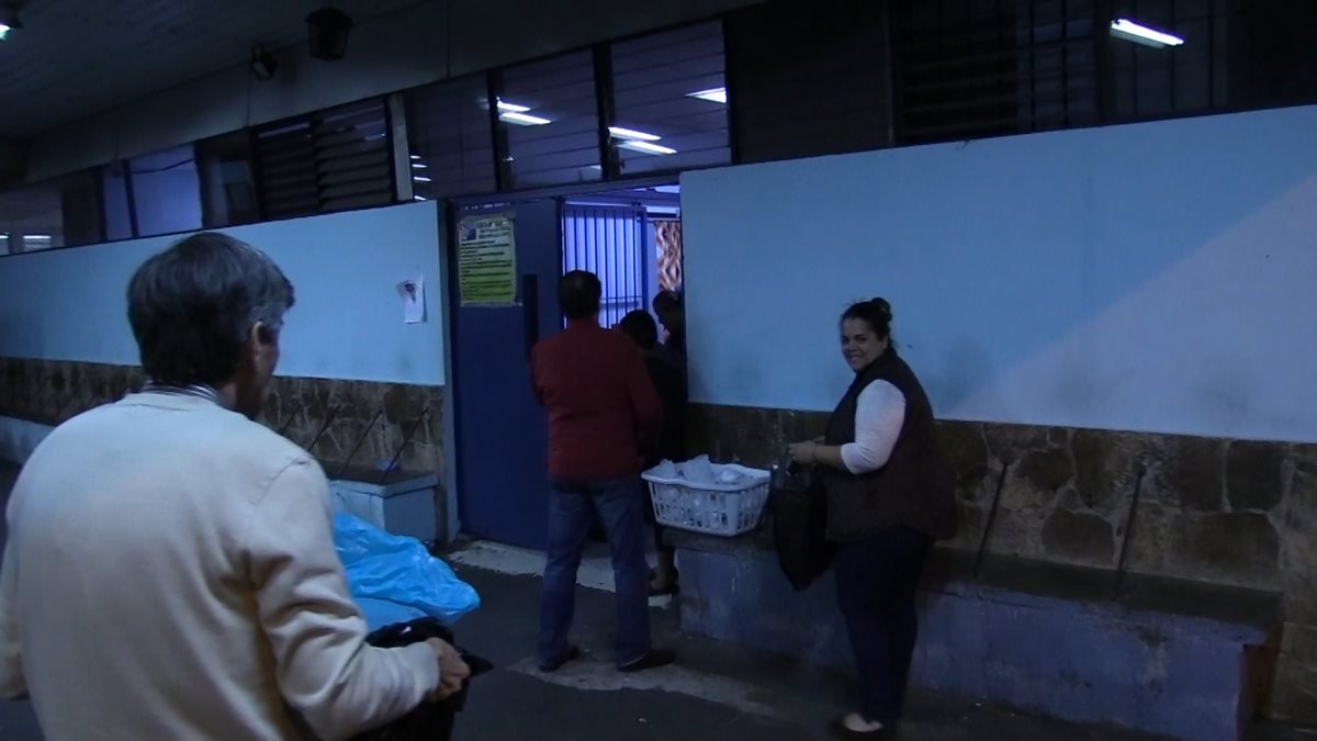 Luisa Fernanda Marroquín comparte alimentos con pacientes y familiares en el Hospital General San Juan de Dios. (Foto Prensa Libre: Álvaro González)