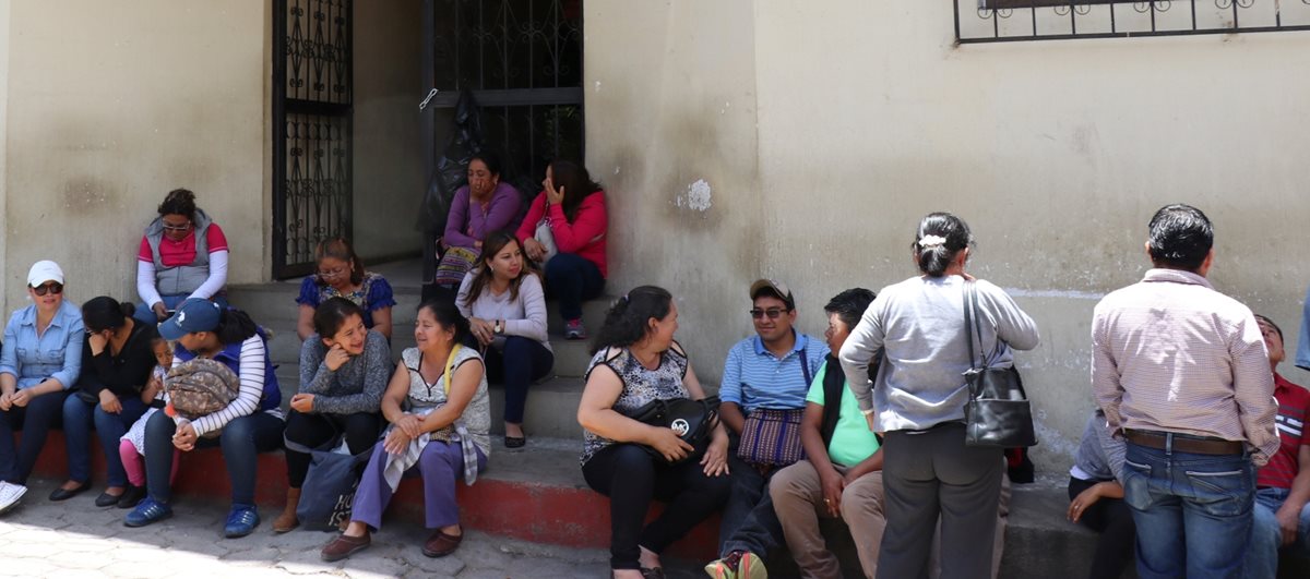 Maestros del Sindicato de Trabajadores de la Educación de Quiché al momento que toman la Dirección Departamental de Educación. (Foto Prensa Libre: Héctor Cordero)