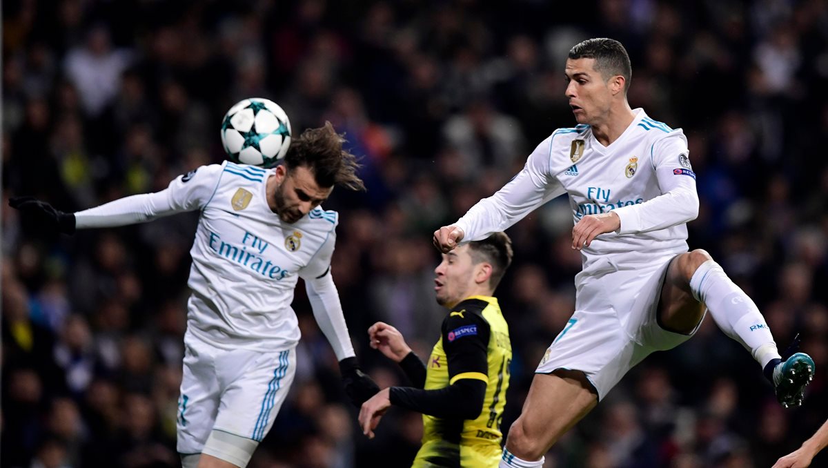 Borja Mayoral y Cristiano Ronaldo saltan en busca de definir el balón. (Foto Prensa Libre: AFP).