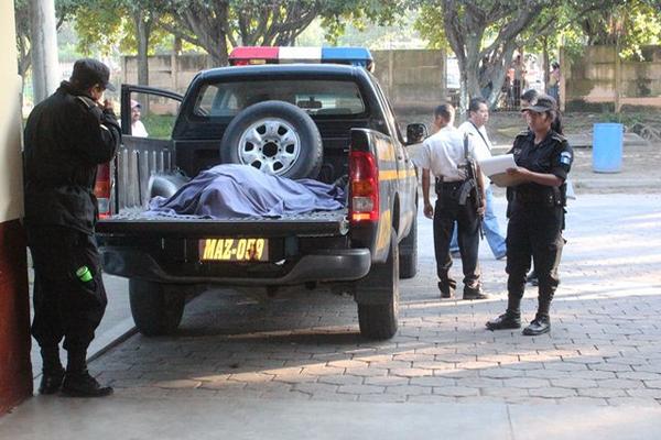 Aun con vida el conductor fue llevado al hospital de Mazatenango en una autopatrulla, pero falleció en el camino. (Foto Prensa Libre: Felipe Guzmán)