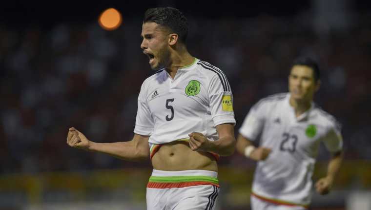 Diego Reyes festeja el gol del triunfo mexicano en tierras trinitarias. (Foto Prensa Libre: AFP)