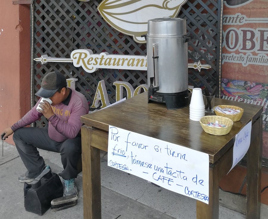 Con una iniciativa del restaurante ubicado en la 7a. avenida zona 1, Centro Histórico capitalino, ante las bajas temperaturas, brinda un café de cortesía a los transeúntes. (Foto, Prensa Libre: Rosa María Bolaños)