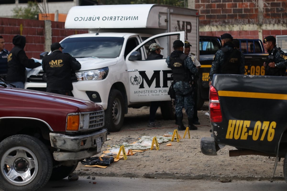 Autoridades resguardan dinero y droga decomisados en Huehuetenango. (Foto Prensa Libre: Mike Castillo).