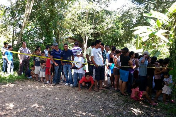 Curiosos se reúnen en lugar donde fueron encontrados los dos cadáveres baleados, en Flores. (Foto Prensa Libre: Rigoberto Escobar)<br _mce_bogus="1"/>