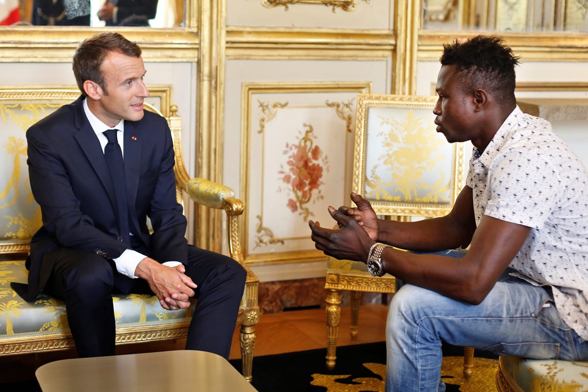 Mamoudou Gassama fue recibido por el presidente francés Emmanuel Macron, luego de haber salvado a un niño el sábado último en un edificio. (Foto Prensa Libre: AFP)