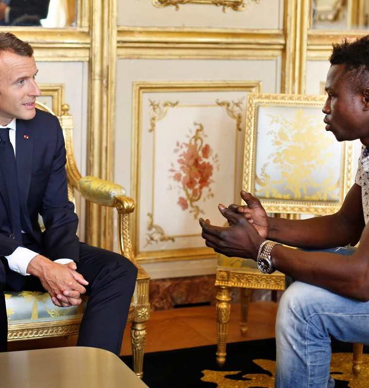 Mamoudou Gassama fue recibido por el presidente francés Emmanuel Macron, luego de haber salvado a un niño el sábado último en un edificio. (Foto Prensa Libre: AFP)