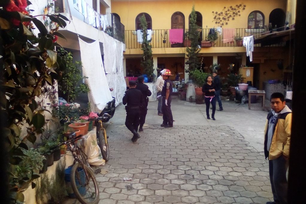 Agentes policiales resguardan vivienda donde se localizaron cadáveres de una pareja en Santa Lucía Milpas Altas. (Foto Prensa Libre: Renato Melgar)