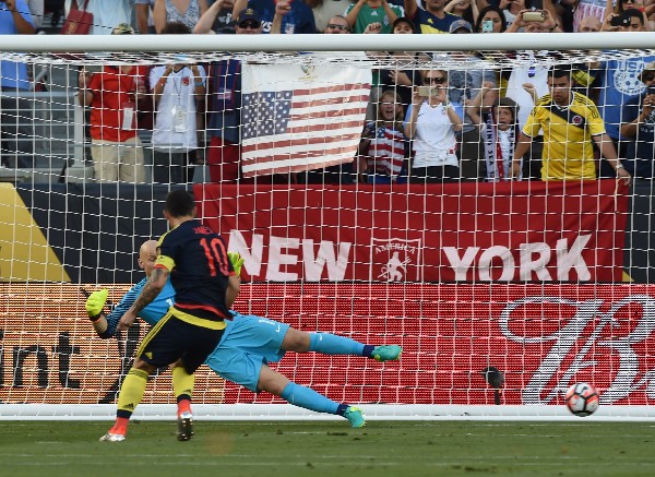 James Rodríguez anota desde el punto de penal el segundo gol de Colombia contra Estados Unidos. (Foto Prensa Libre: AFP).