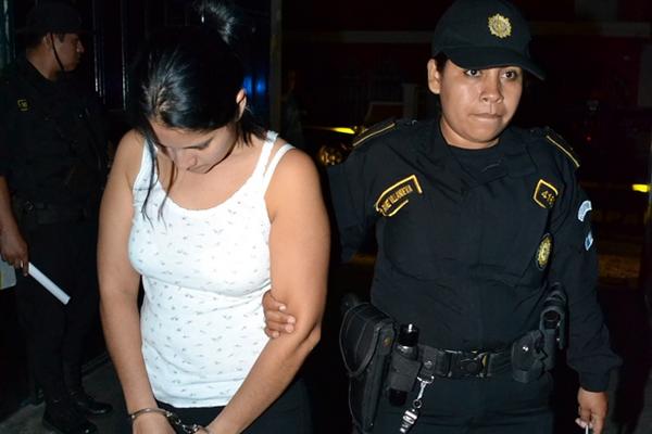 Una de las dos mujeres detenidas en Teculután es conducida por la PNC. (Foto Prensa Libre: Erick de La Cruz)<br _mce_bogus="1"/>