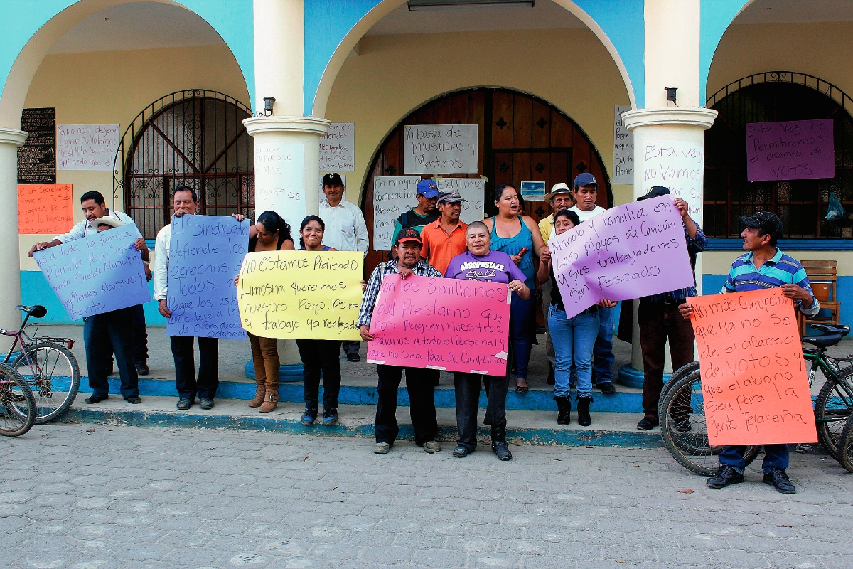 Trabajadores de la Municipalidad de El Tejar, Chimaltenango, muestran carteles en protesta porque no se les ha pagado marzo. (Foto Prensa Libre: Víctor Chamalé)