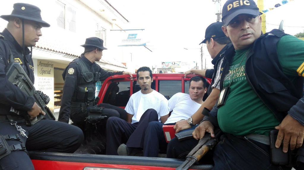 Dos de los capturados son trasladados a la Comisaría 22 de Jalapa. (Foto Prensa Libre: Hugo Oliva)