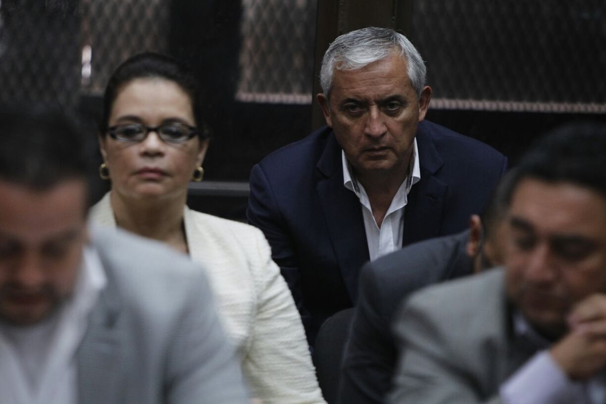 Otto Pérez Molina y Roxana Baldetti escuchan la resolución del Juzgado. (Foto Prensa Libre: Paulo Raquec)