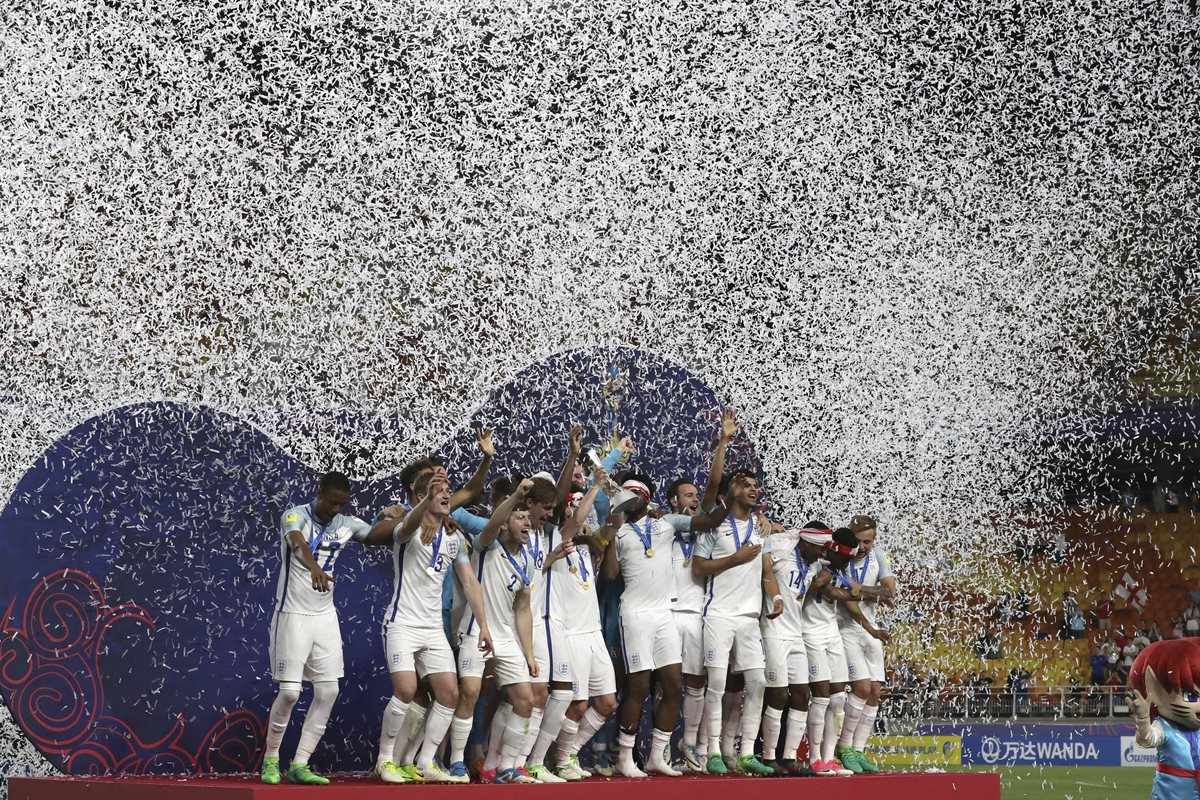 Los jugadores ingleses festejan con euforia al coronarse campeones mundiales Sub 20. (Foto Prensa Libre: AP)