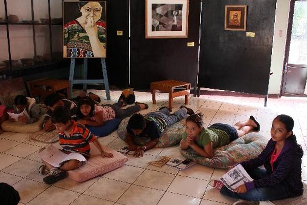 niños de Salamá, Baja Verapaz, acuden durante sus vacaciones al Club de la Lectura,  en la Galería de Arte.