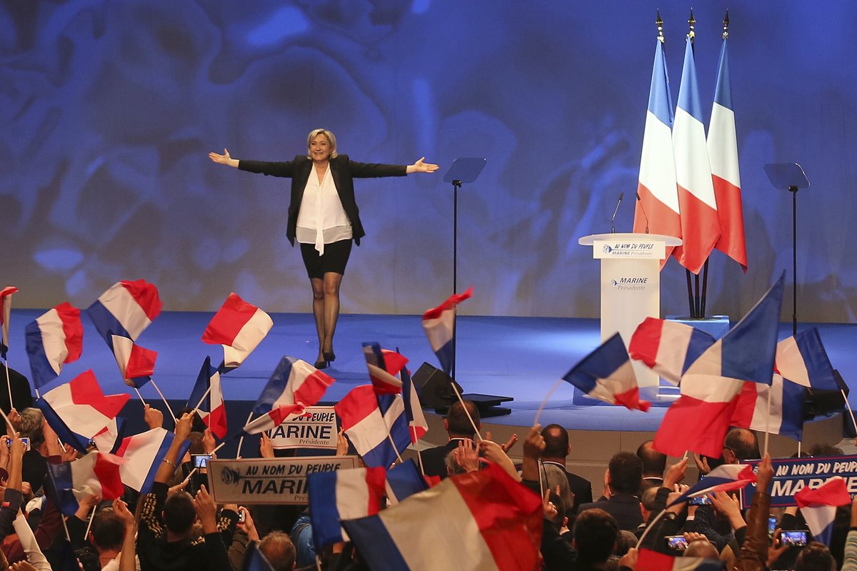 La ultraderechista y antimigración Marine Le Pen es favorita para pasar a la segunda vuelta en la elecciones francesas. (Foto Prensa Libre: AFP)