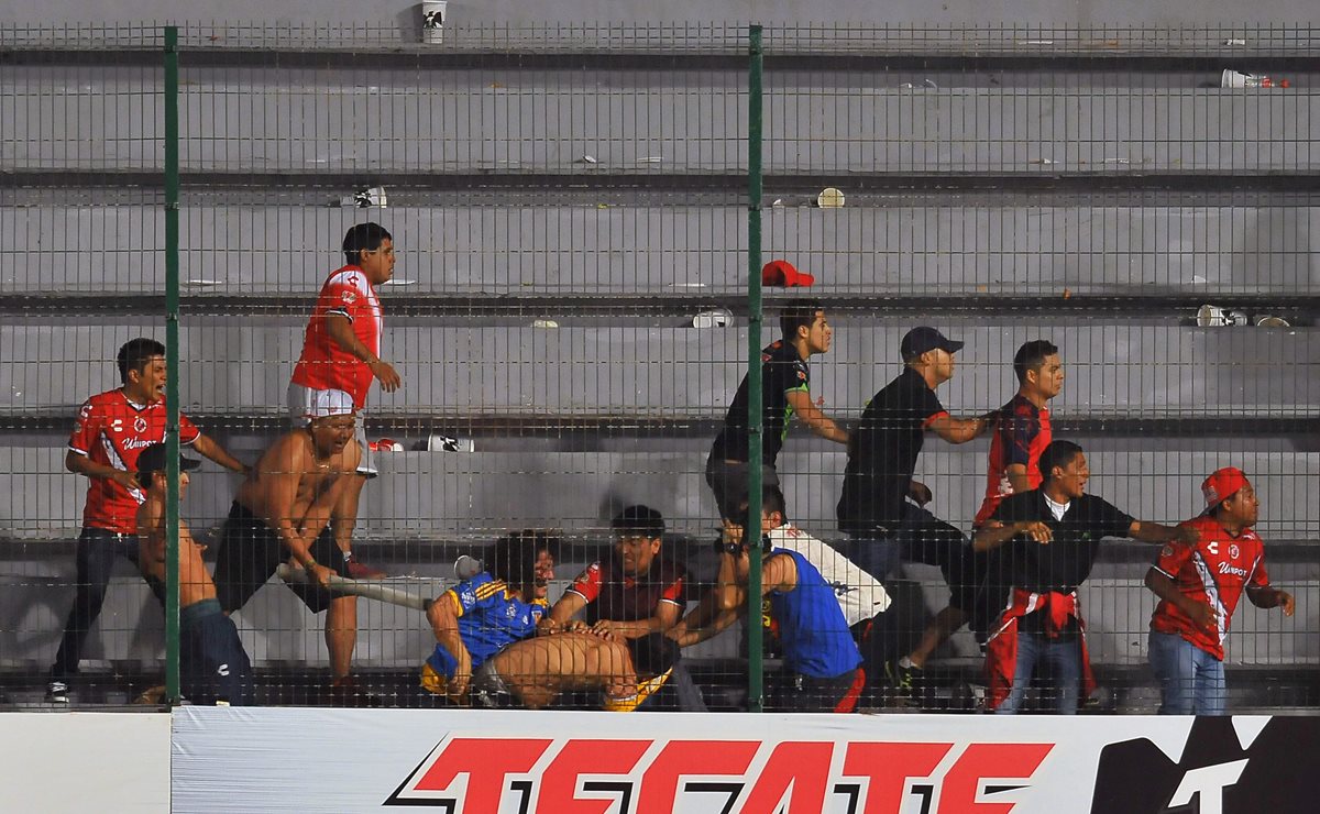 Aficionados del Veracruz y Tigres se vieron envueltos en una trifulca en los graderíos del estadio Luis Pirata Fuente. (Foto Prensa Libre: AFP)