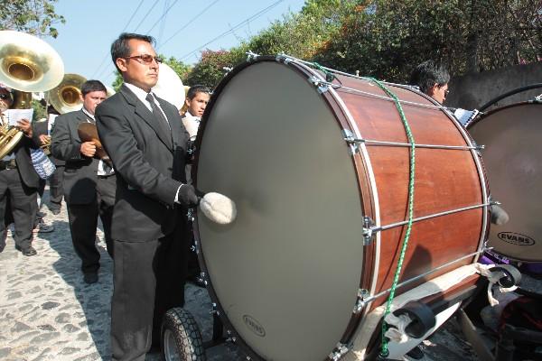 Los percusionistas  cargan durante todo el cortejo procesional con grandes y pesados instrumentos. (Foto Prensa Libre: Archivo)
