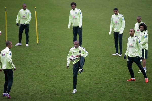 Los jugadores de la selección brasileña de futbol entrenaron ayer en París, Francia, el previo al amistoso contra Francia. (Foto Prensa Libre: EFE)