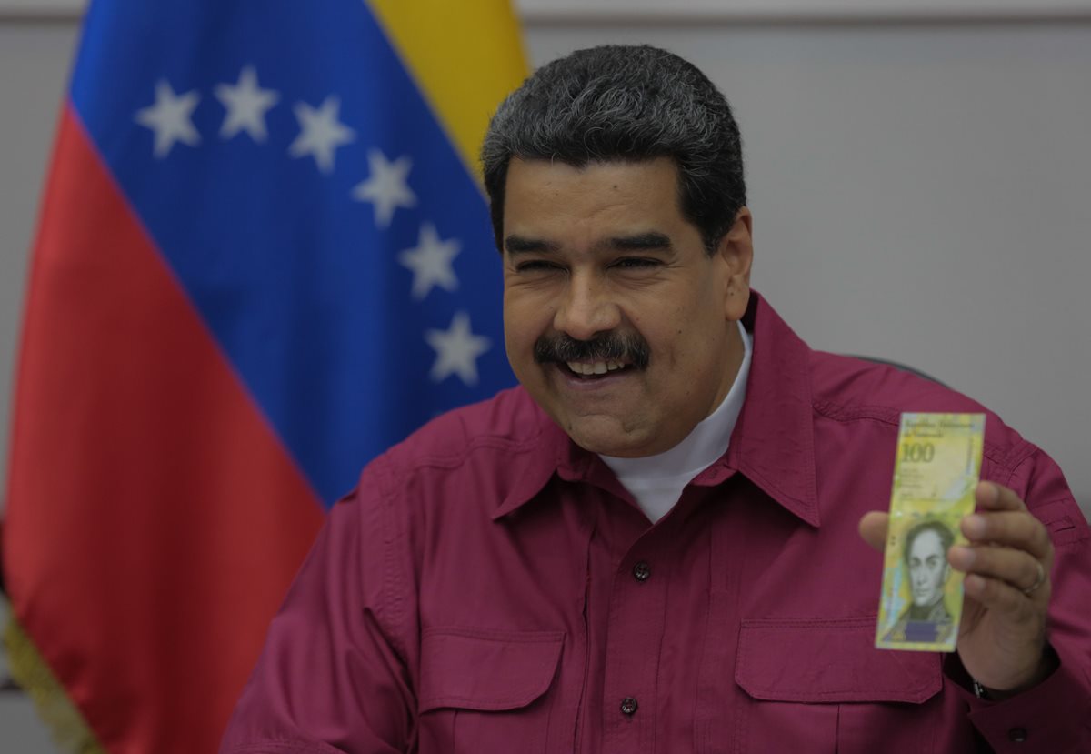 Maduro anunció hoy la incorporación del billete de 100.000 bolívares (unos US$30 a la tasa de cambio oficial más alta) a la nueva familia de billetes del país caribeño. (Foto Prensa Libre: EFE)