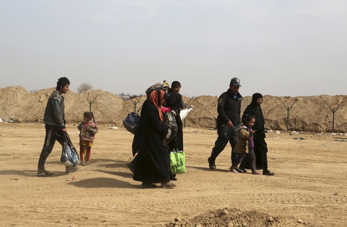 Desplazados iraquíes abandonan parte de la ciudad de Mosul. (Foto Prensa Libre: AP)