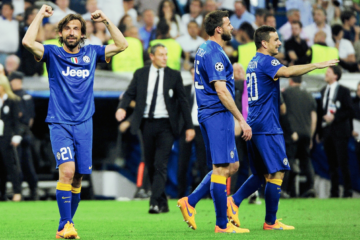 De la mano de Andrea Pirlo, que este martes cumple 36 años, la Juventus busca el triplete. (Foto Prensa Libre: AFP)