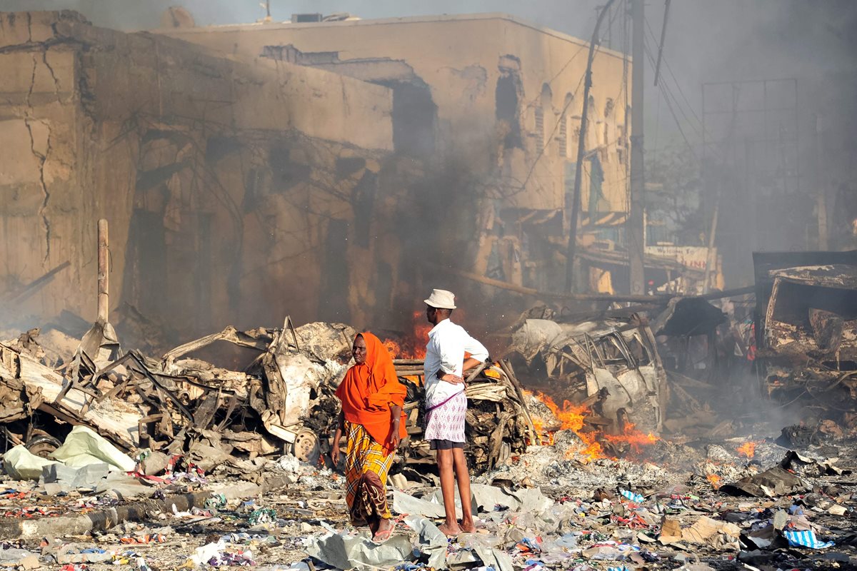 Atentado en Mogadiscio, Somalia, dejó al menos 137 muertos y 300 heridos. (Foto Prensa Libre: AFP)