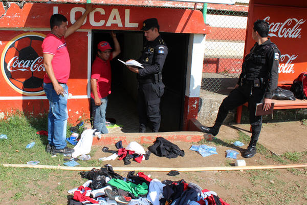 Roban uniformes de Coatepeque en el estadio Las Gardenias. (Foto Prensa Libre: Alexander Coyoy)