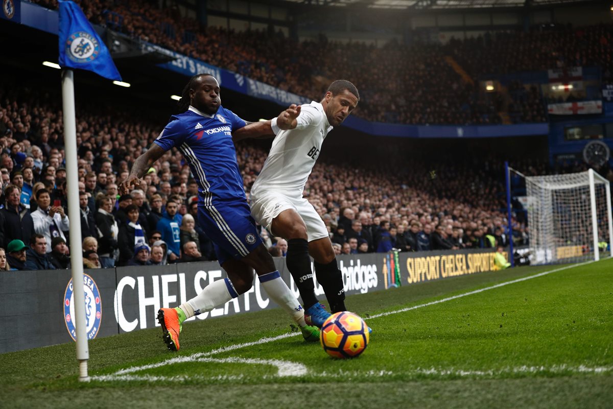 El extremo derecho nigeriano Victor Moses amplió su contrato con el Chelsea hasta el 2021. (Foto Prensa Libre: AFP)