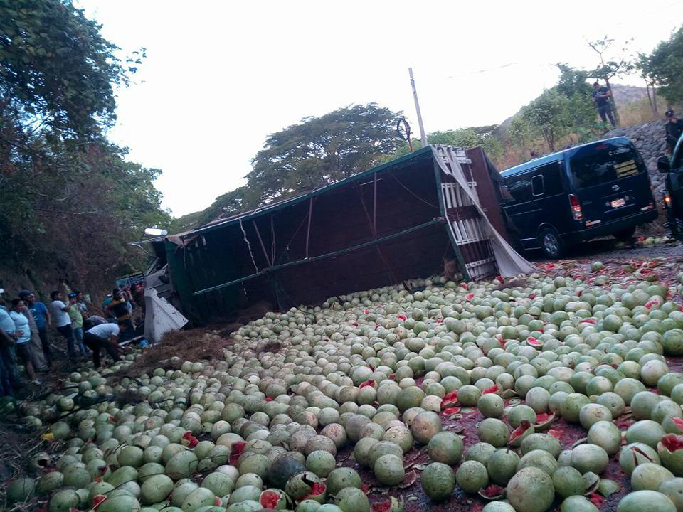Camión que volcó en el kilómetro 143 de la ruta a El Salvador, Asunción Mita, Jutiapa. (Foto Prensa Libre: Óscar González)