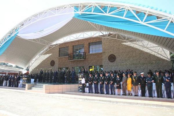 La cúpula del ejército en el nuevo palco Otto Fernando Pérez Molina, durante los actos de aniversario de la Brigada Mariscal Zavala. (Foto Prensa Libre: Esbin García)
