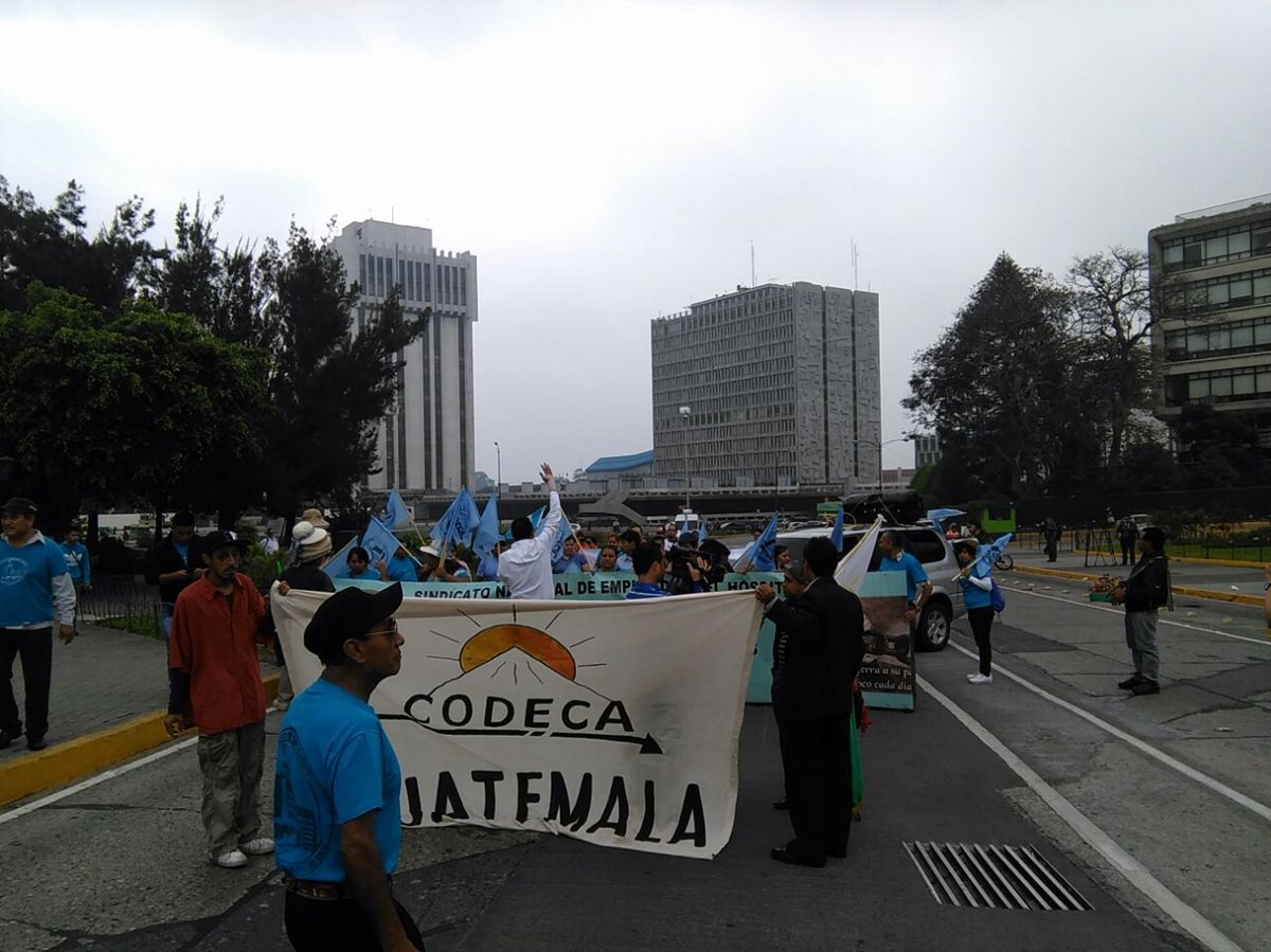 En el Centro Cívico, en la zona 4, se preparan para comenzar manifestación hacia la Plaza de la Constitución. (Foto Prensa Libre: Estuardo Paredes)