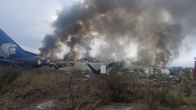 El avión AM2431 de Aeroméxico se estrelló poco después del despegue. Todas las personas a bordo sobrevivieron. (Reuters)