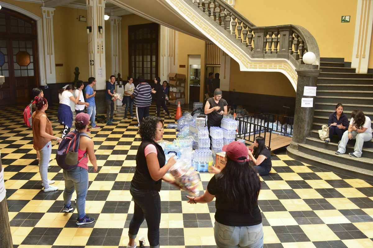 En el Paraninfo Universitario recolectan insumos para los damnificados. Foto Prensa Libre: Camila Chicas.