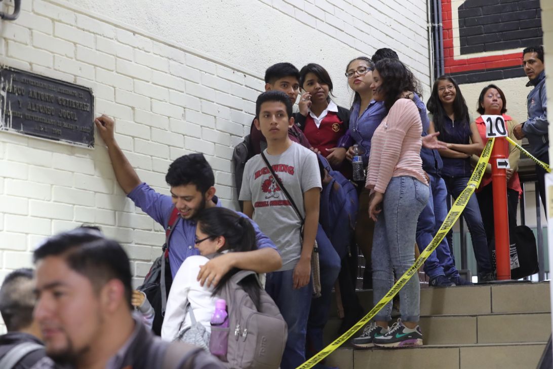 La fila para emitir el voto se extendía a las gradas en la Facultad de Ciencias Económicas