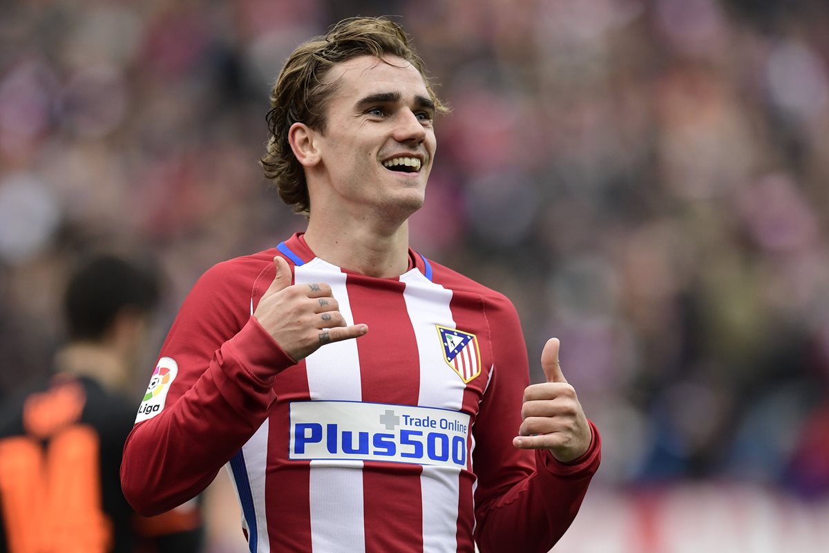 El delantero francés Antoine Griezmann del Atlético de Madrid, celebra después de anotar frente al Valencia. (Foto Prensa Libre: AFP)
