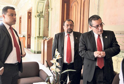Los diputados  Roberto Villate y Carlos Milián, de Líder, presentan una recusación contra magistrados.