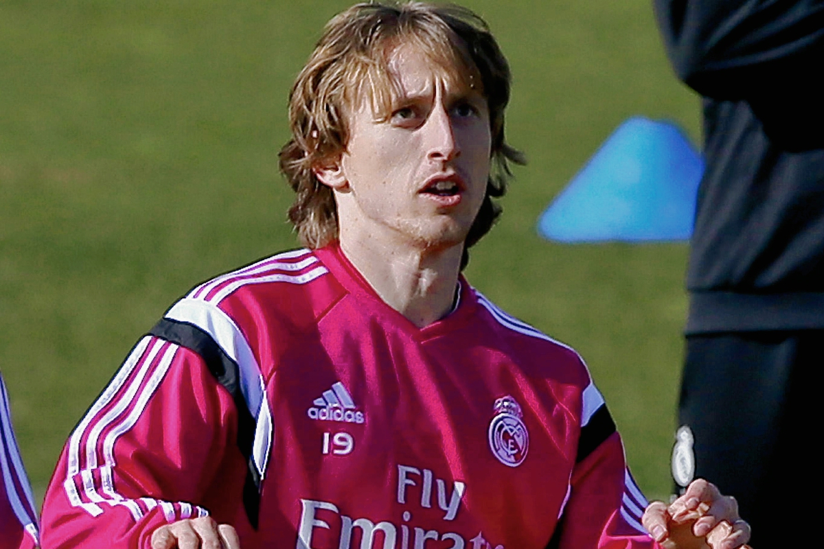 El croata Luka Modric podría ser titular en el clásico ante el Barcelona en marzo. (Foto Prensa Libre:EFE)