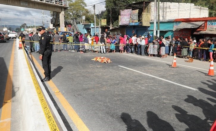 El cuerpo de María Isabela Sal Canel, de 70 años, yace sobre el asfalto en el km 49 de la ruta Interamericana, en El Tejar, Chimaltenango, donde murió atropellada. (Foto Prensa Libre: César Pérez Marroquín)