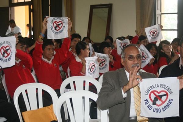 Los estudiantes levantan el pañuelo en señal de apoyo a la campaña contra la violencia. (Foto Prensa Libre: Ángel Martín Tax)